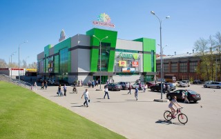 Торговый центр «Цветной парк» на улице Байкальская