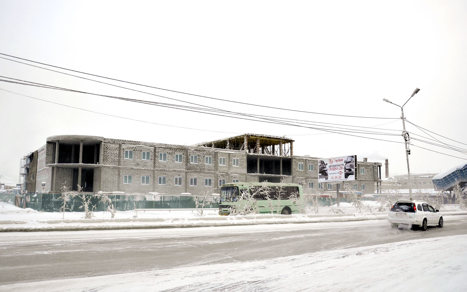 Фасад ТК "Столичный" в Якутске на этапе строительства