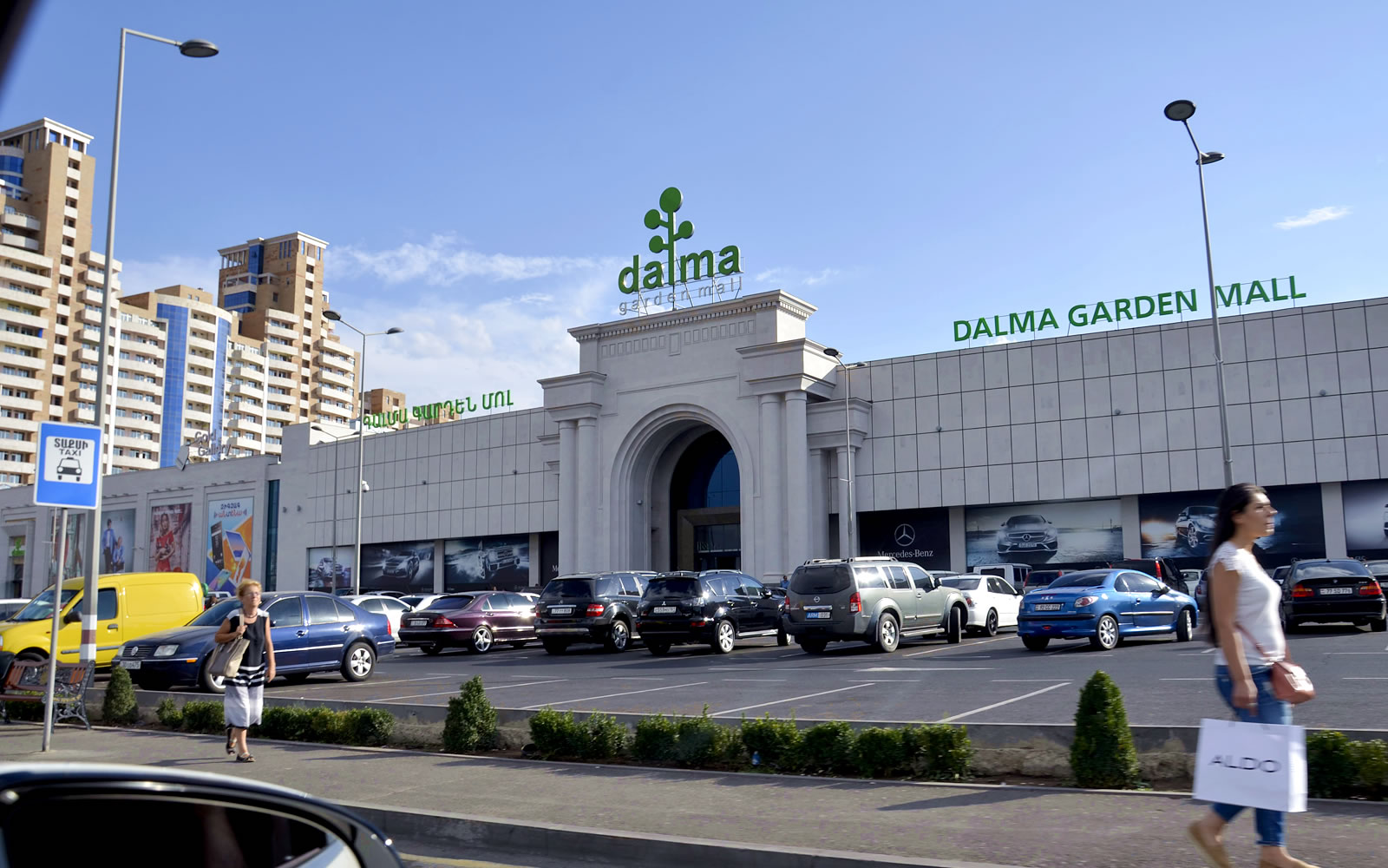Фасад ТРЦ «Dalma Garden Mall» в Ереване