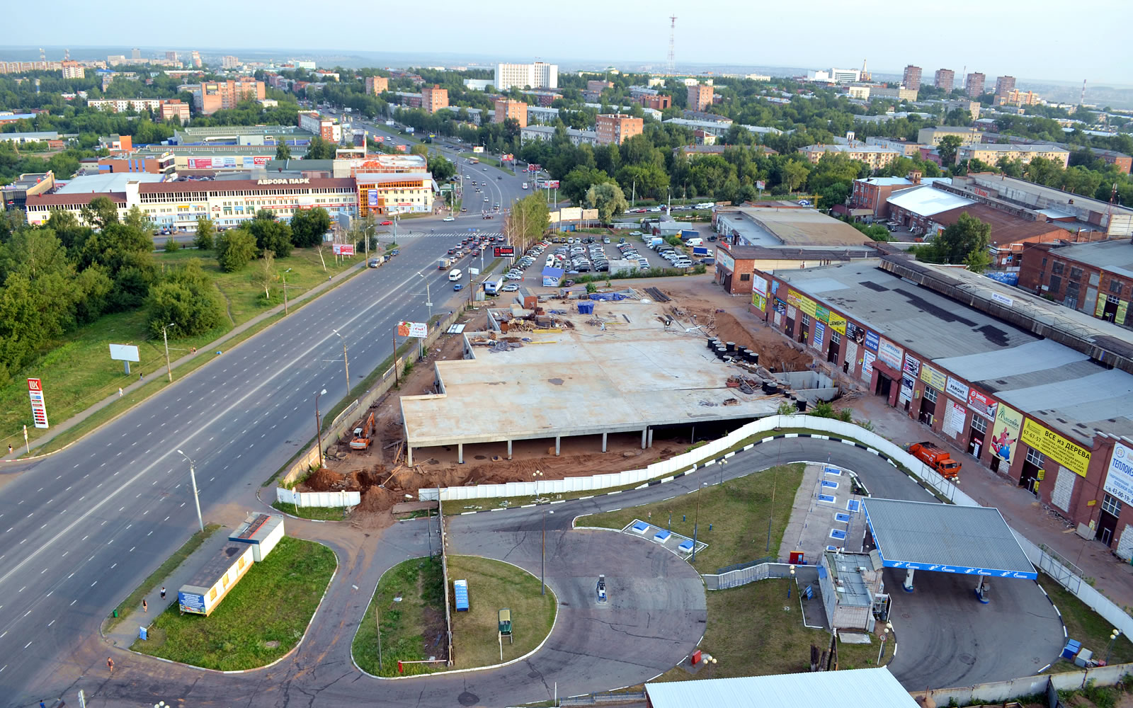 Парковка ТЦ «Стройпорт» в Ижевске на этапе строительства