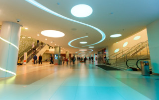 В торговом центре «Лотос Plaza» дизайнерскими средствами создана среда, воздействующая на покупателей и стимулирующая покупки.
