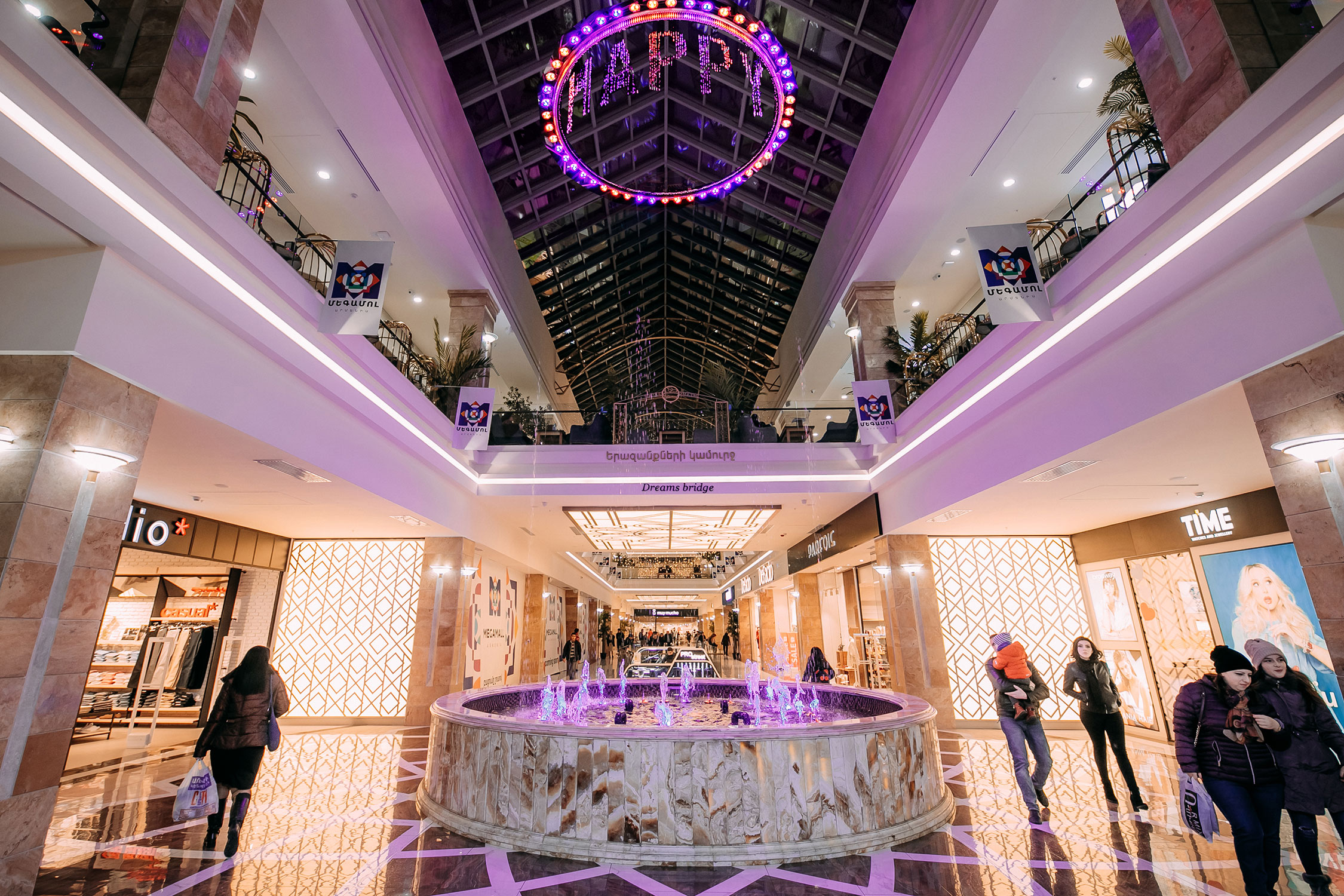 Центральный атриум в торгово-развлекательном центре Megamall Armenia, дизайн Канаян