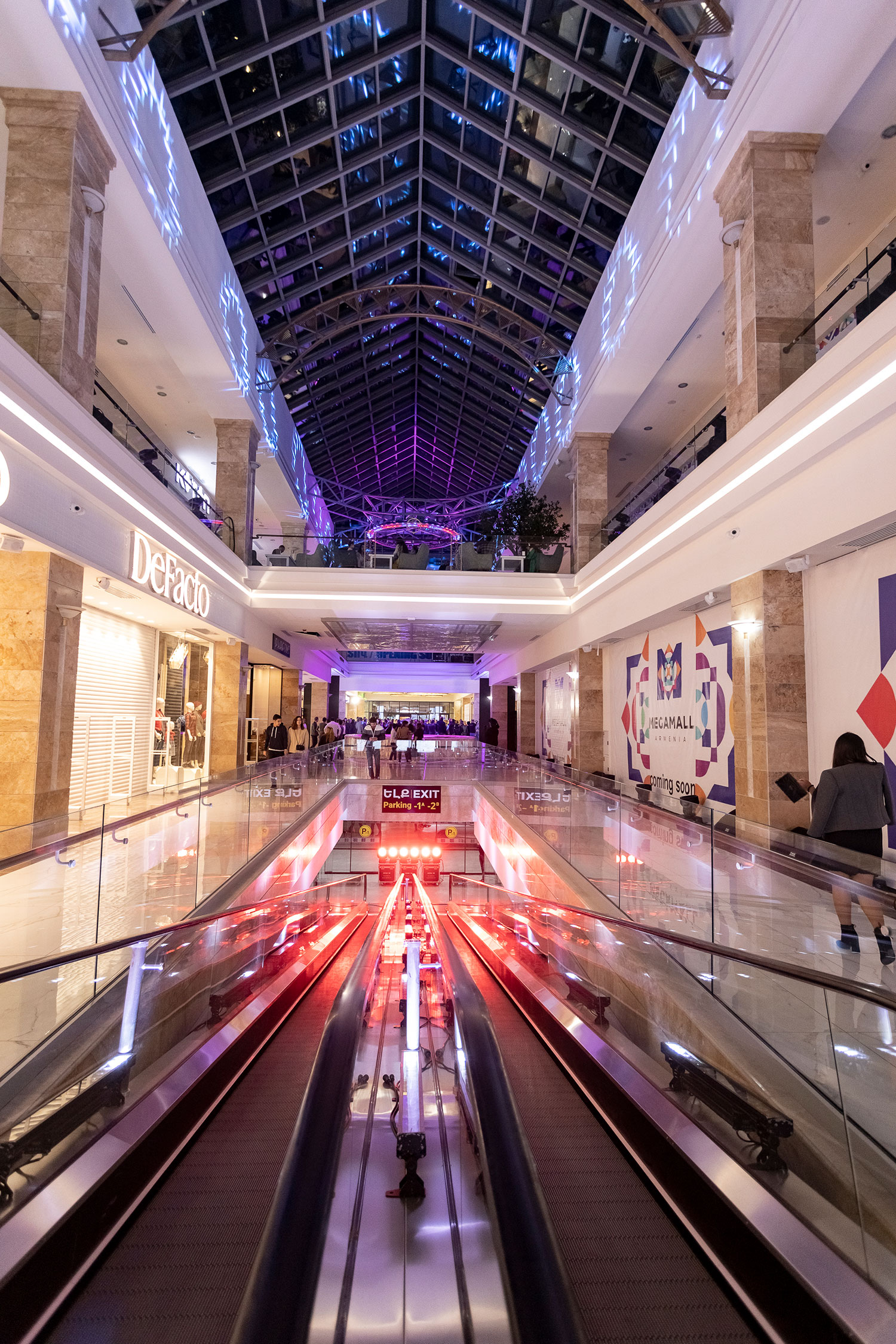 Траволаторы в паркинг в торгово-развлекательном центре Megamall Armenia, дизайн Канаян