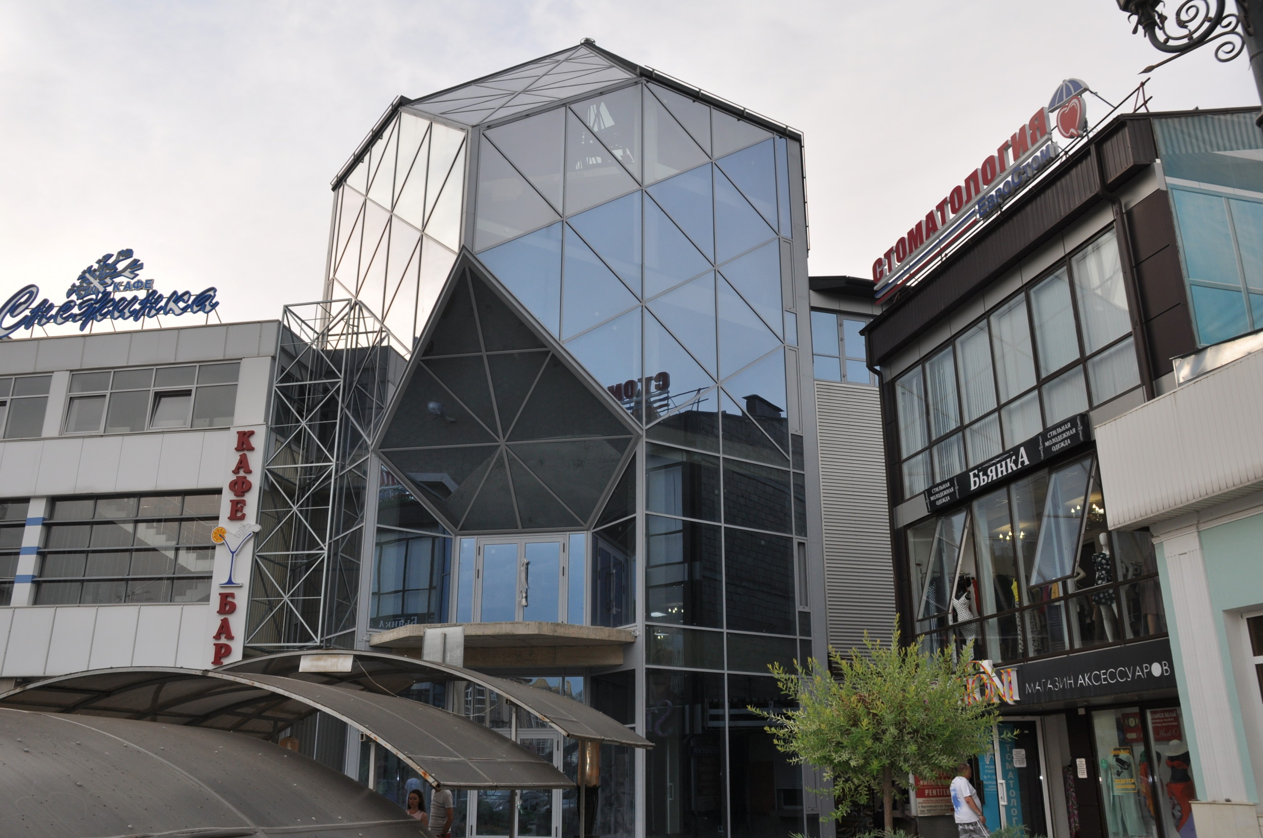 Современные фасады торговых центров, ТЦ «Айс» в Кисловодске