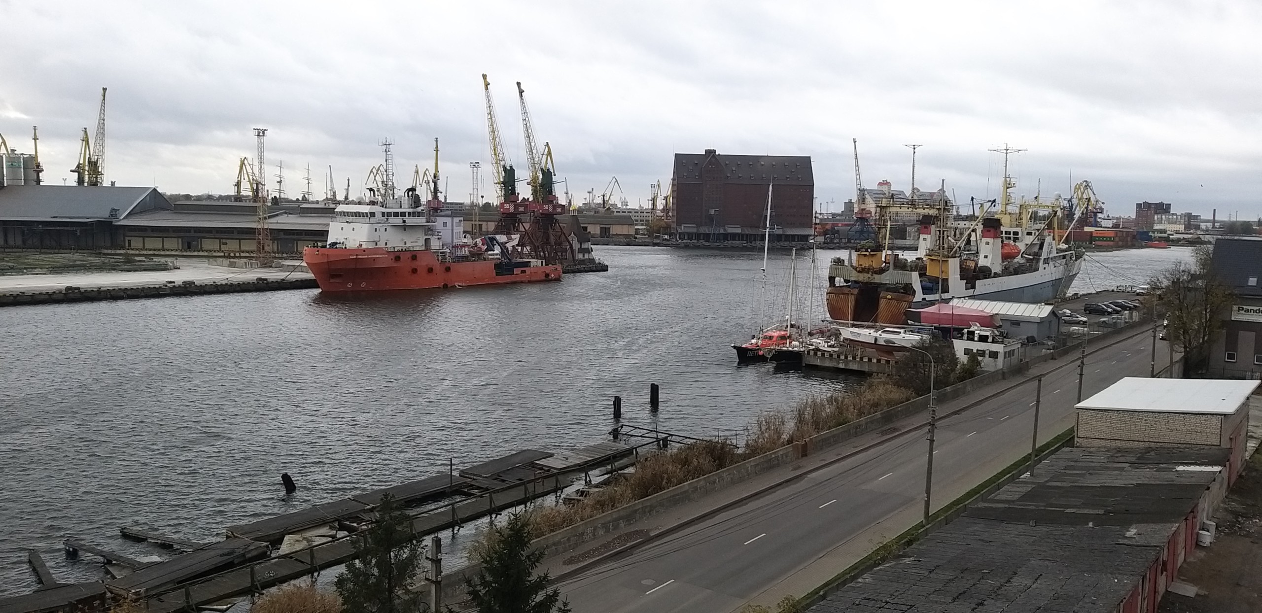 Вид на порт с Правой набережной в Калининграде