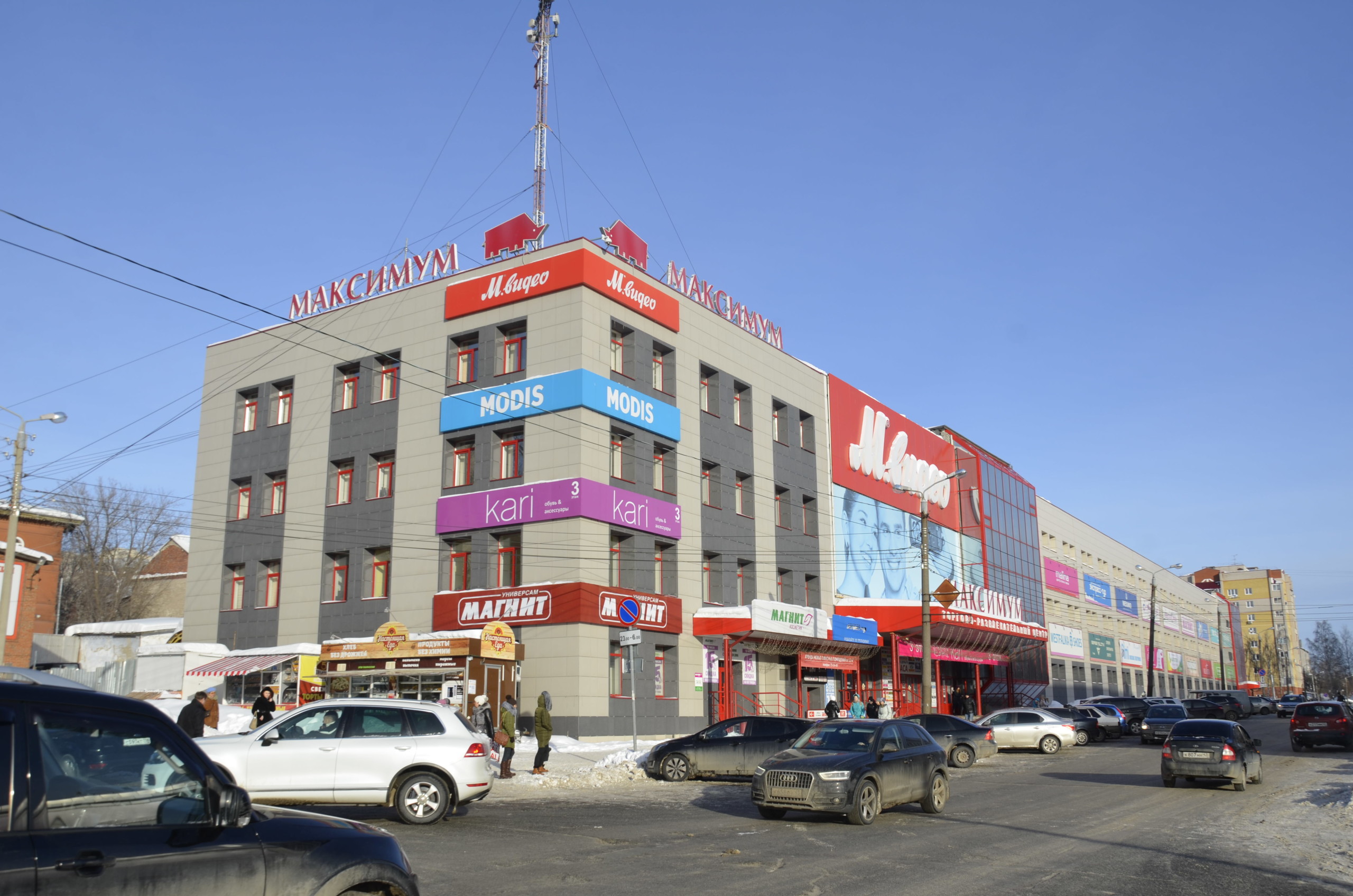 «Максимум» в Кирове - пример успешного проекта торгового центра. Он был открыт 30 сентября 2009 года и за годы работы завоевал популярность