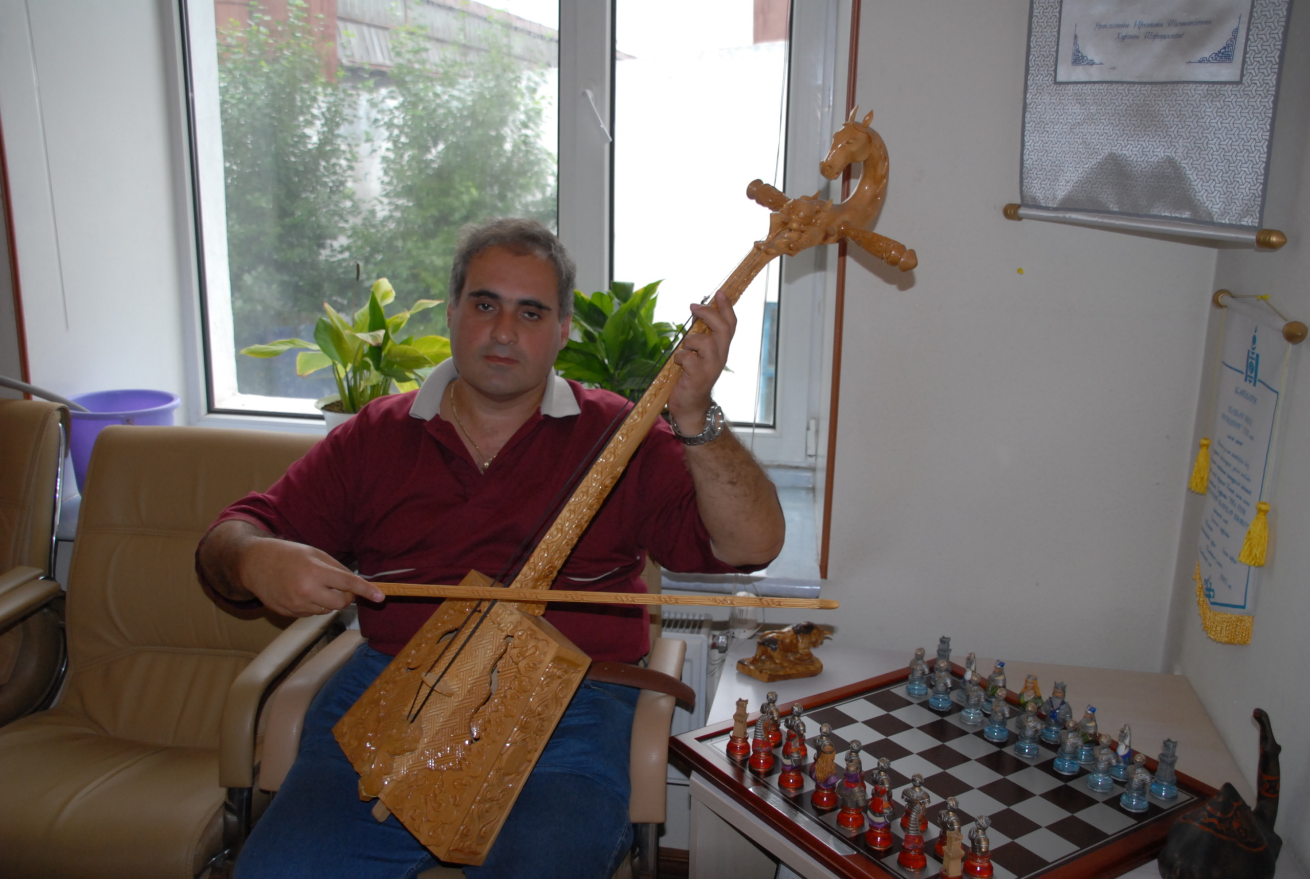 Минута отдыха. Рубен Канаян знакомится с национальным музыкальным инструментом Монголии