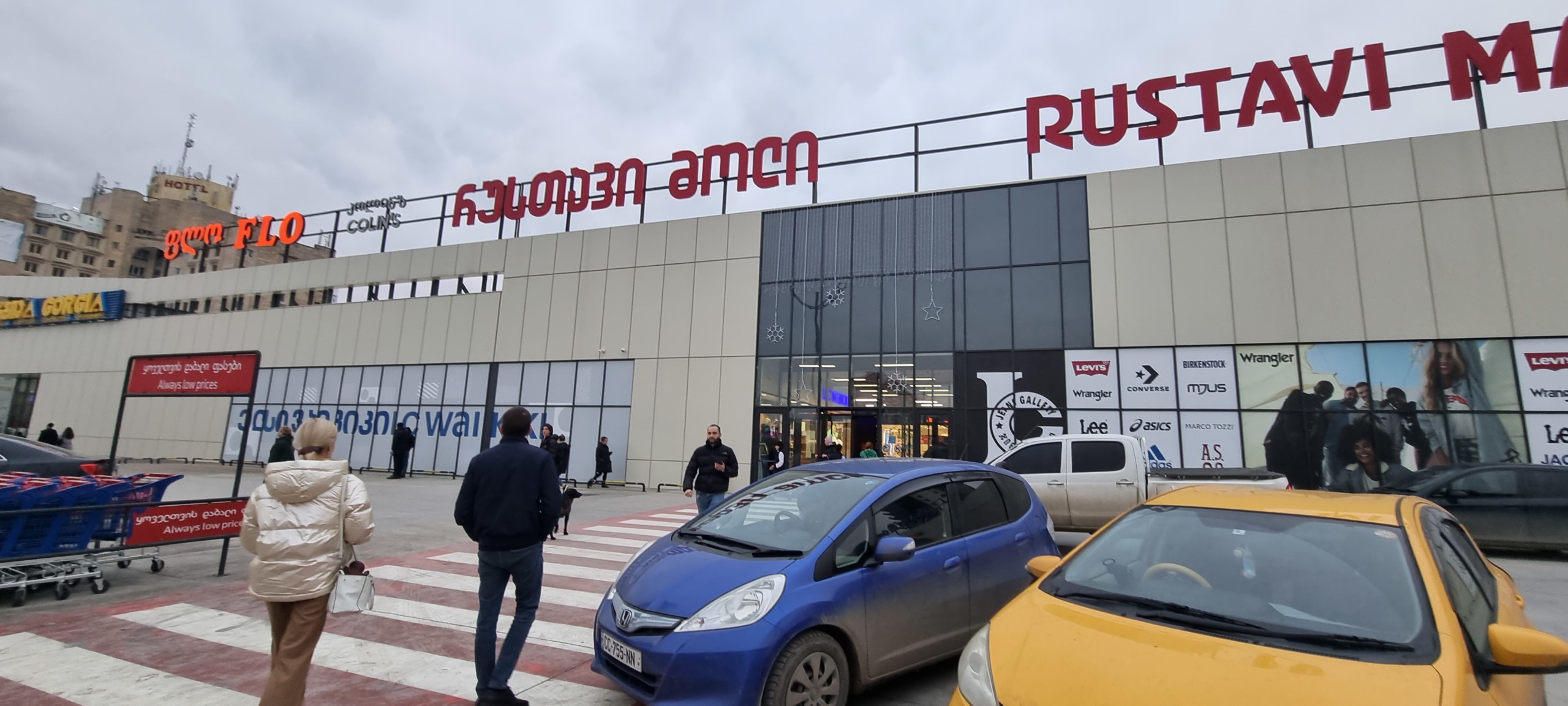 Торговый центр «Rustavi mall» в Грузии, фото снаружи