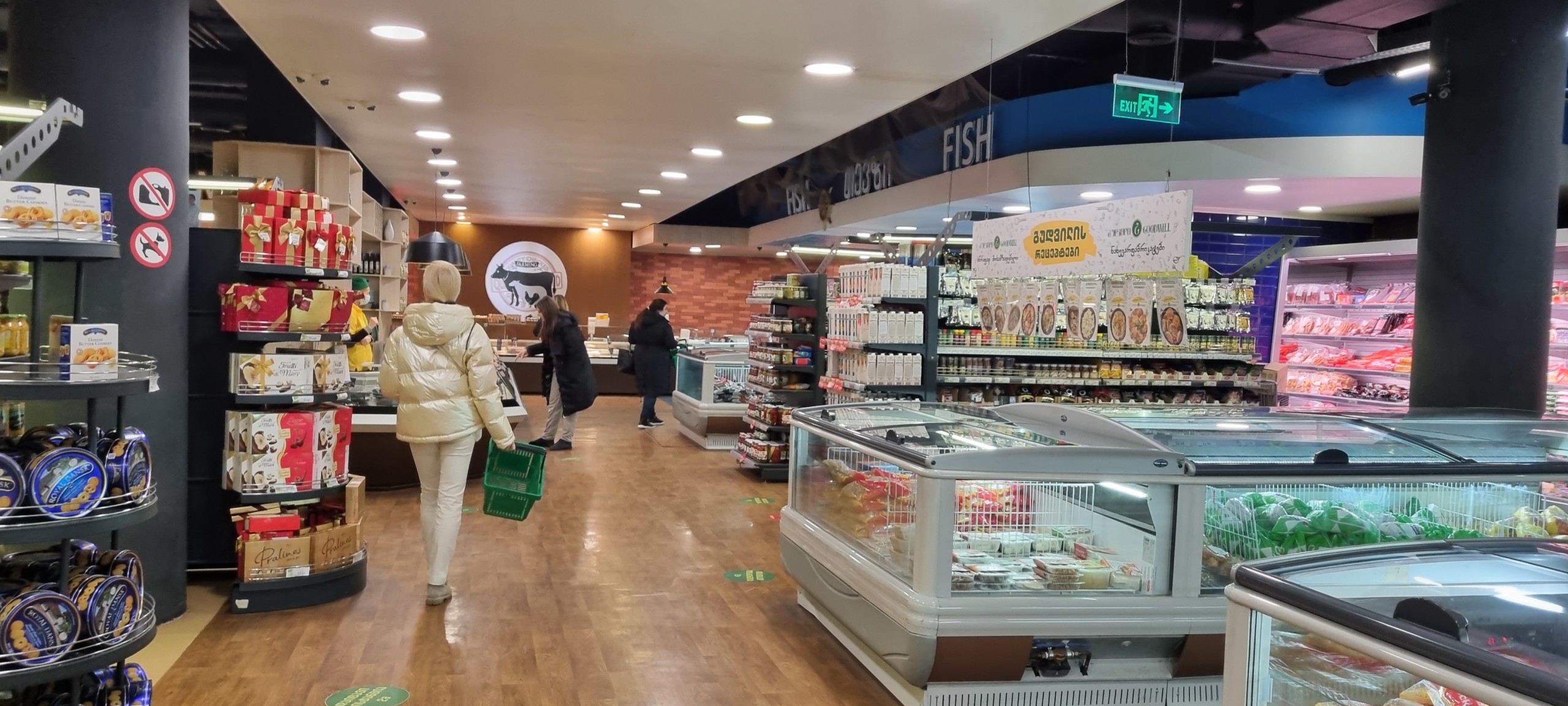 Супермаркет «Goodwill» в торговом центре «Galleria» посещает множество туристов и гостей столицы Грузии
