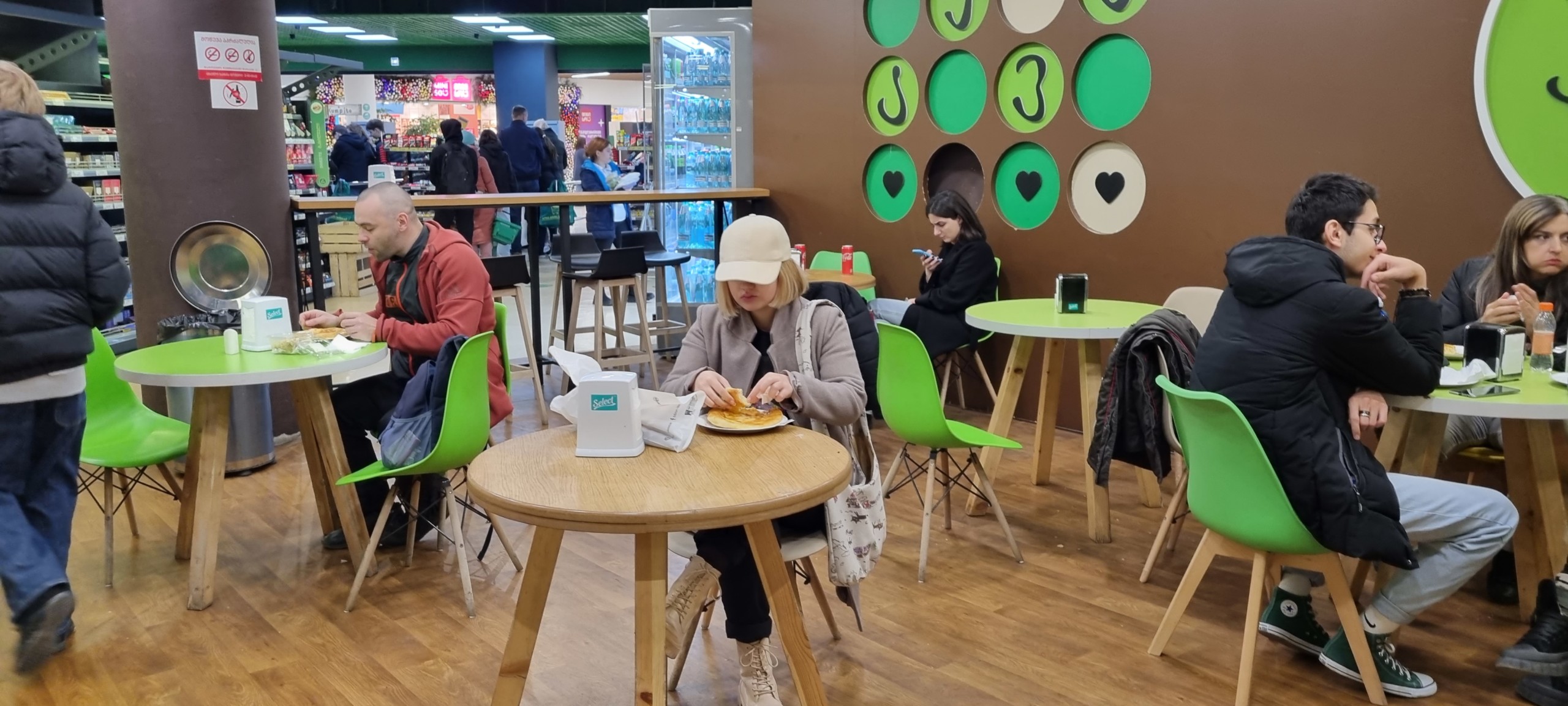 Кафетерий в супермаркете – значимое конкурентное преимущество. «Goodwill» в торговом центре «Galleria», Грузия