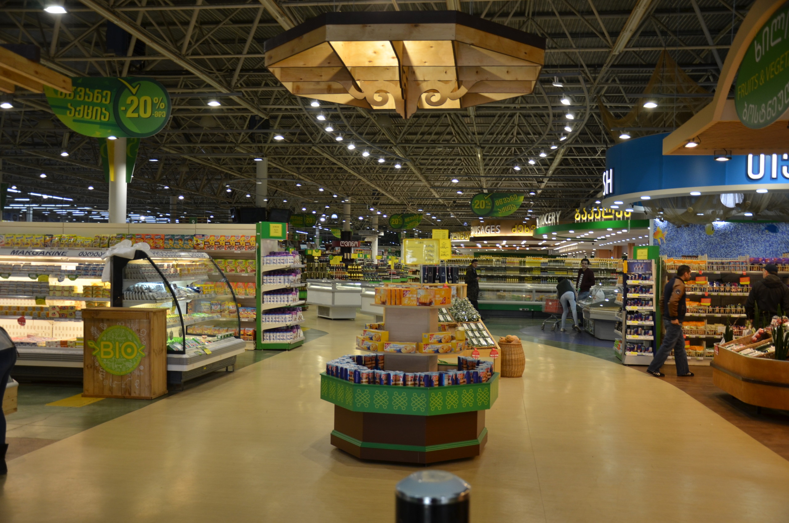 Маршрут в торговом зале гипермаркета выделен с помощью дизайна. Проектирование магазинов Канаян
