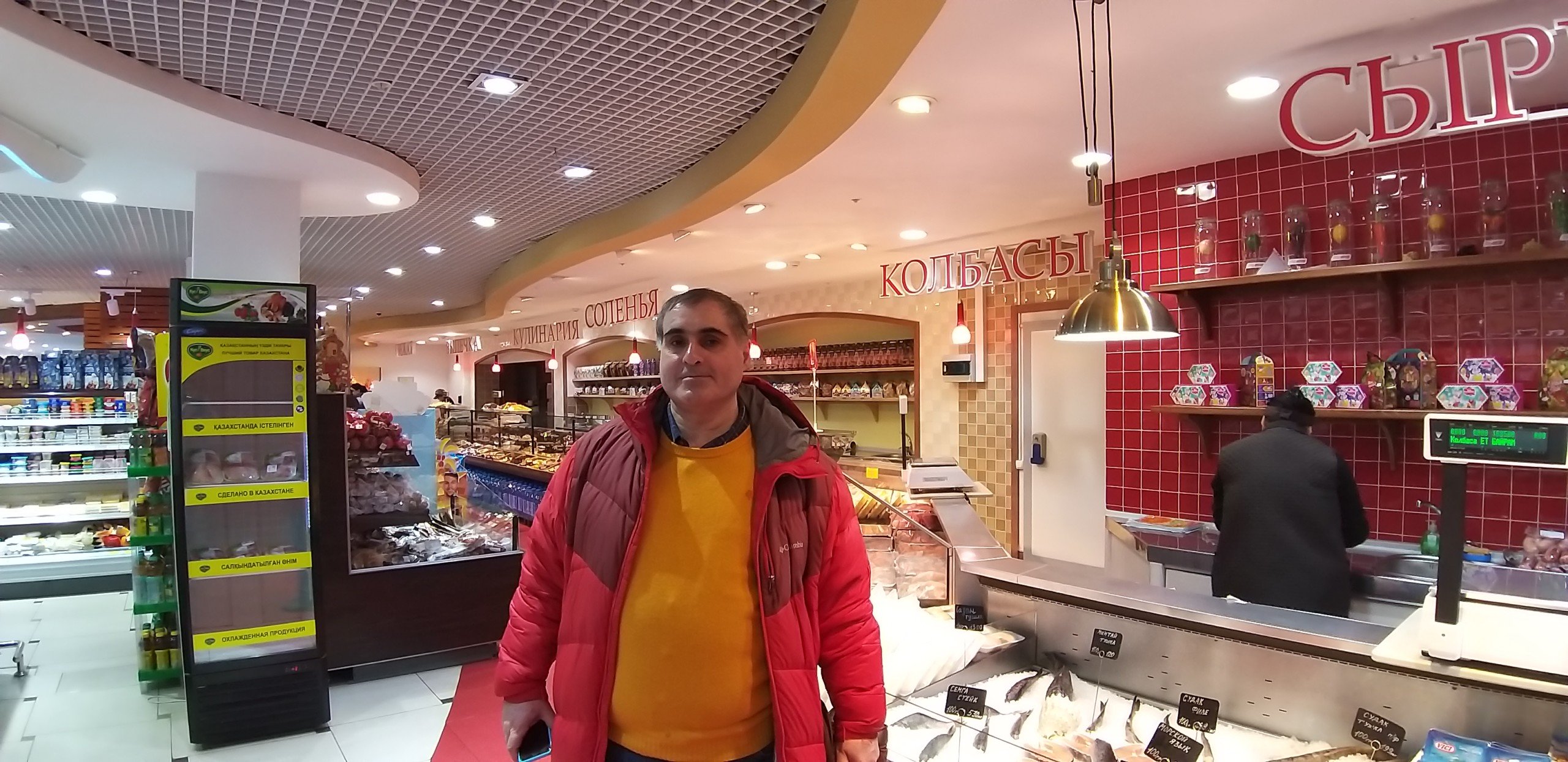 Рубен Канаян в супермаркете «Вкусмарт» в Астане, для которого мы разработали планировку и дизайн Рубен Канаян в супермаркете «Вкусмарт» в Астане, для которого мы разработали планировку и дизайн