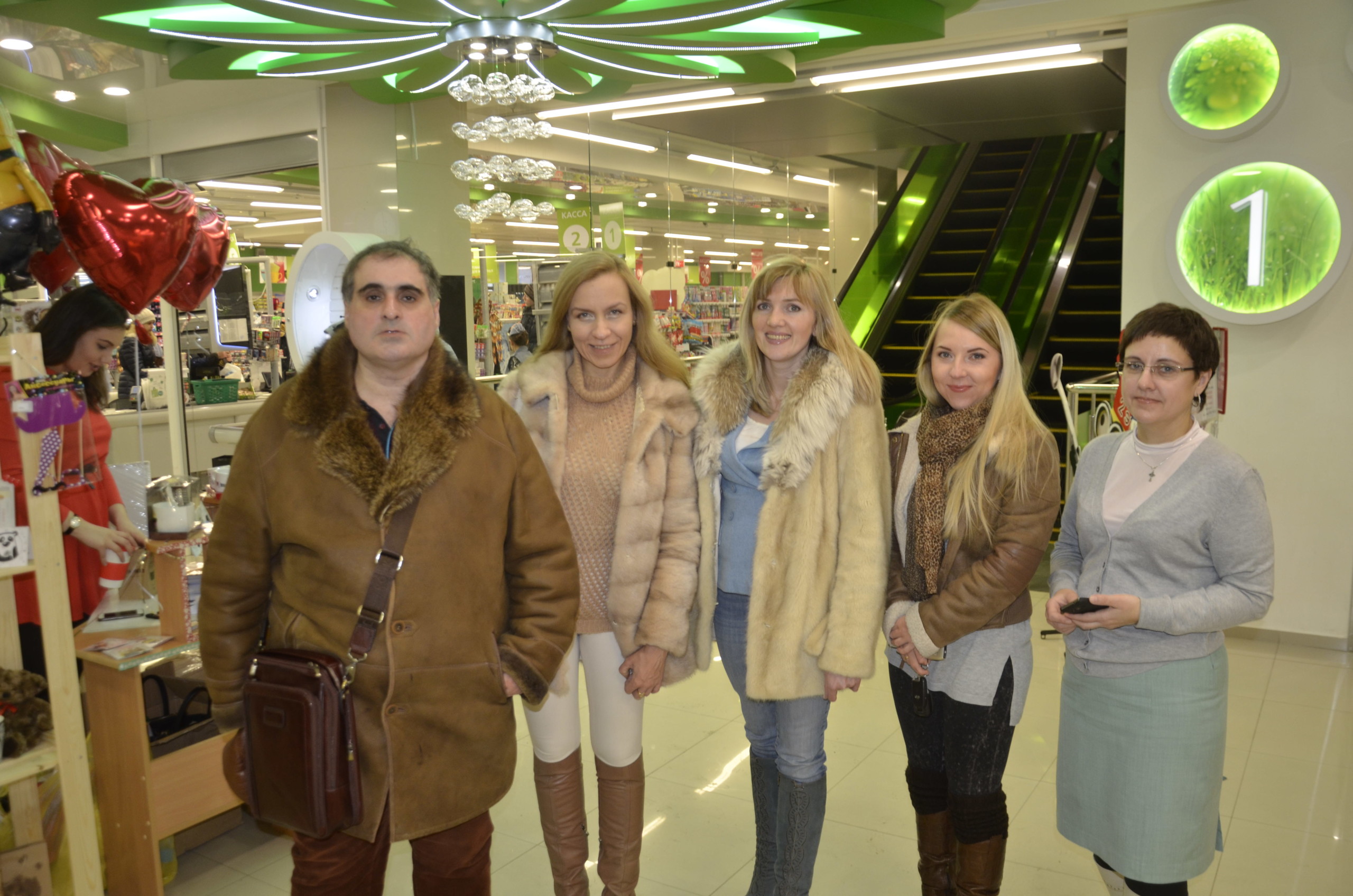 Кира и Рубен Канаян с руководством и отделом маркетинга торгового центра «Цветной парк» в Иркутске