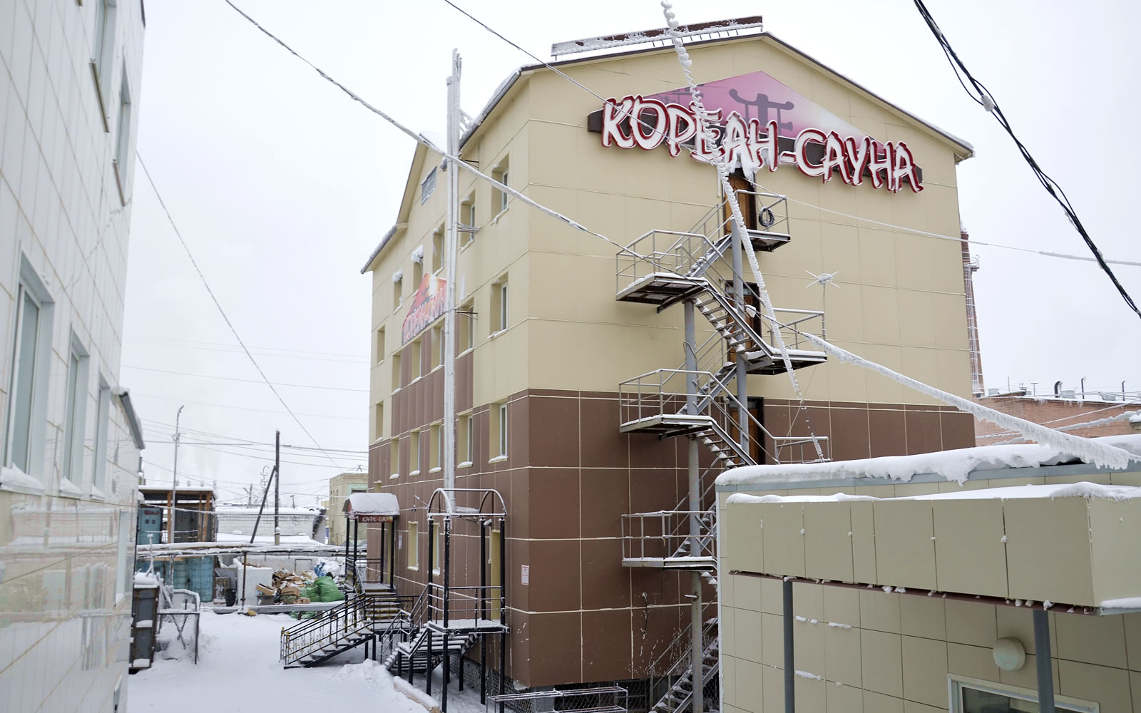 Фасад "Кореан-сауна" на территории ТК "Столичный" в Якутске