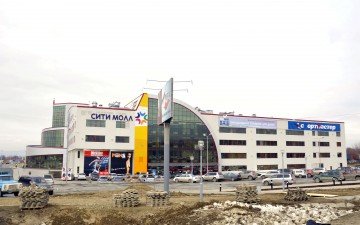Фасад ТРК "Сити Молл" в Южно-Сахалинске