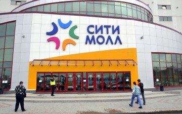 Входная группа ТРК "Сити Молл" в Южно-Сахалинске