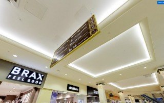 Вертикальный навигатор в интерьере торгового центра Вертикальный навигатор в интерьере торгового центра