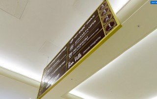 Вертикальный навигационный указатель со сменными табличками якорных арендаторов Вертикальный навигационный указатель со сменными табличками якорных арендаторов