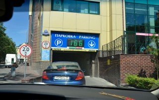Навигационный указатель на въезде в подземную парковку ТРЦ «Европа» показывает наличие свободных парковочных мест Навигационный указатель на въезде в подземную парковку ТРЦ «Европа» показывает наличие свободных парковочных мест