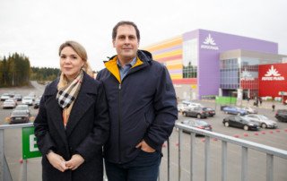 Ведущий специалист управляющей компании ТРК «Лотос Plaza» Юлия Макаревич и руководитель дизайн-проекта второй очереди ТРК «Лотос Plaza» Армен Канаян перед его открытием.