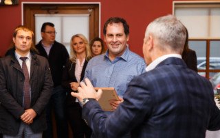 Владелец ТРК "Лотос Plaza" Леонид Леонтьевич Белуга вручает Армену Канаяну благодарноственное письмо ГК "Kanayan Retail & Development Consulting" за профессионализм и высокое качество работ по разработке дизайн-проекта.
