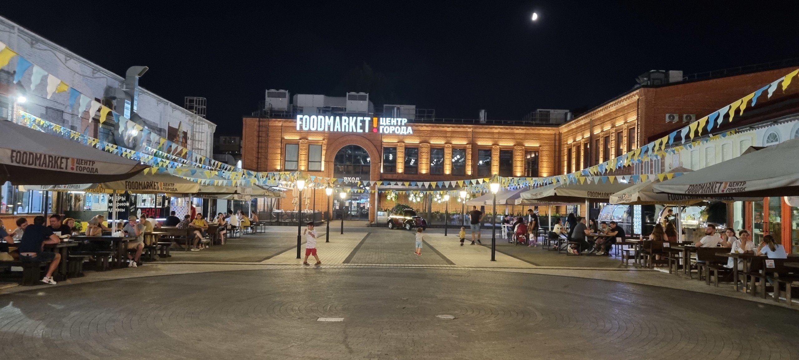 «Foodmarket» в Краснодаре в Торговом квартале «Центр города», вид снаружи. Пример современных рынков и фудхоллов «Foodmarket» в Краснодаре в Торговом квартале «Центр города», вид снаружи. Пример современных рынков и фудхоллов