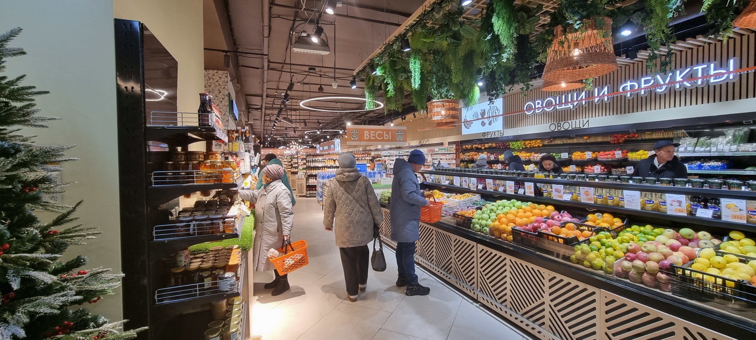 Дизайн магазина продуктов, атмосфера начинается с входа. Проект супермаркета «Соломка» в Заречном от Канаян Дизайн магазина продуктов, атмосфера начинается с входа. Проект супермаркета «Соломка» в Заречном от Канаян